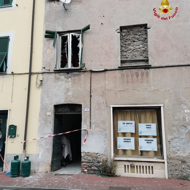 Ronco Scrivia: esplosione bombola GPL, intervento dei Vigili del fuoco di Busalla