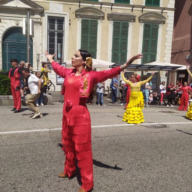 Entierro de la Sardina: per la prima volta la sfilata nel centro di Genova con 700 tra figuranti, bande, ballerine e carri tra musica e colori (Foto e Video)