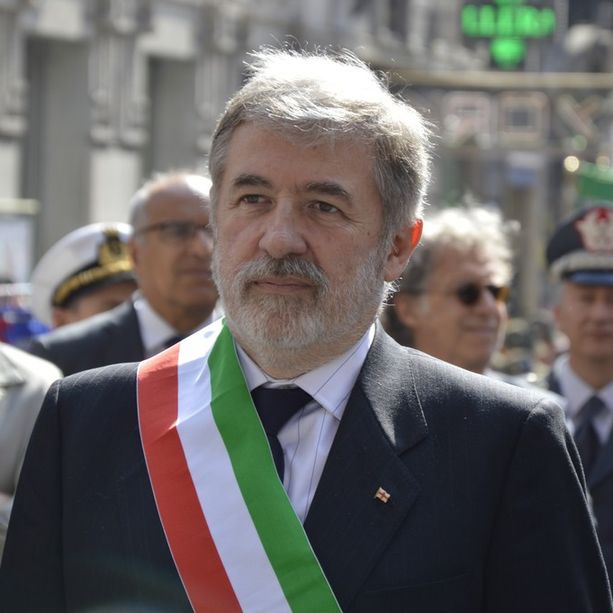 Incidente per il sindaco di Genova Marco Bucci: cade in casa e si frattura sei costole dopo essere svenuto