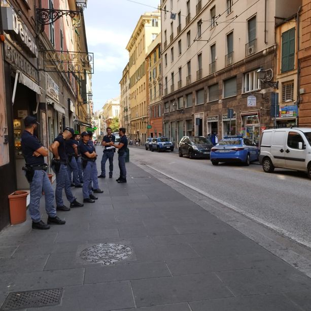 Tentano di rapinare una gioielleria di via Balbi armati di pistola: ferito il titolare