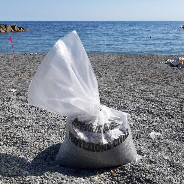 Da domani aprono le spiagge libere di Genova: accessi contingentati contro il virus grazie all'app SpiaggiaTi (VIDEO)