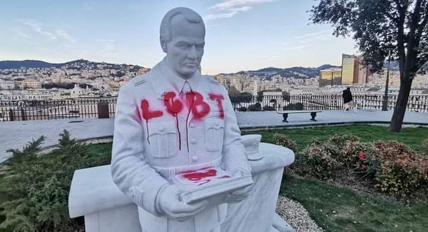 Imbrattata nuovamente la statua di Giorgio Parodi, co fondatore della Moto Guzzi (FOTO)