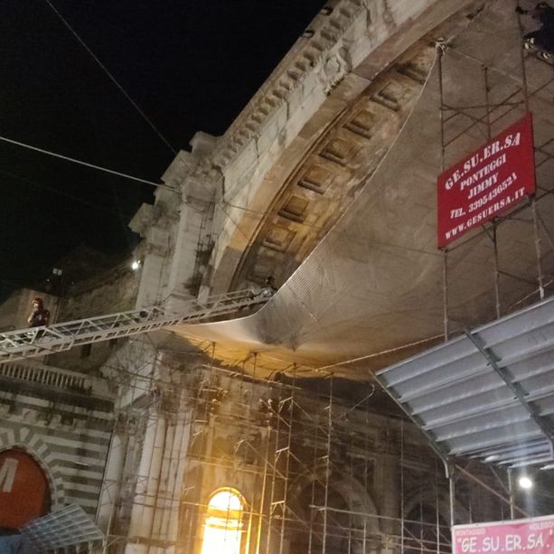 Via XX Settembre, un uomo minaccia di buttarsi dal Ponte Monumentale (Foto)