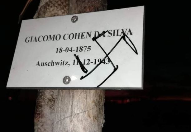 Svastica sulla targa di Giacomo Cohen nel Giardino della Memoria di Chiavari. Anpi: &quot;Il Comune supervisioni le immagini&quot;
