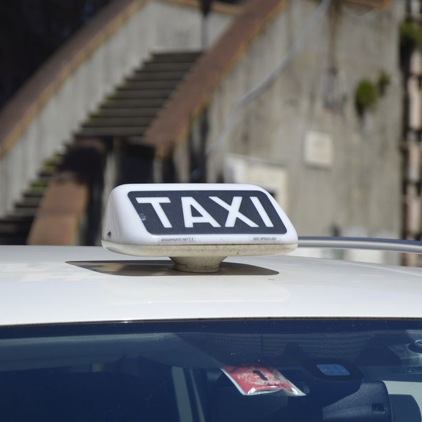 Una corsa troppo 'salata' e il comune revoca la licenza al tassista, ma il Tar gliela restituisce