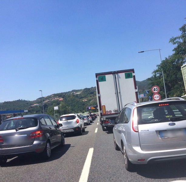 Caos autostrade, sabato di coda sulla A26, sono undici i chilometri per i cantieri
