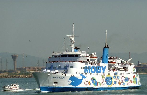 Grave incidente a bordo di un traghetto Moby a Genova, marittimo rimane schiacciato in una porta stagna