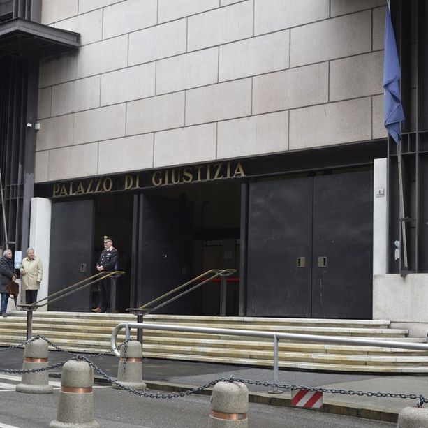 Resta ai domiciliari il prof. accusato di abusi su due studentesse