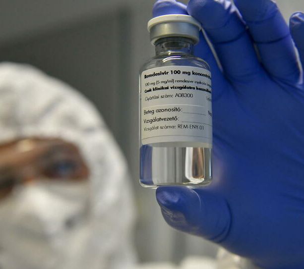 Terza dose dopo quattro mesi, tamponi anche ai vaccinati e super green pass per lavorare. Oggi il governo decide sulle nuove misure