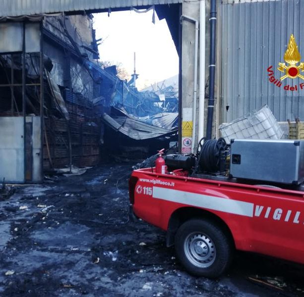 Incendio fabbrica Zinkal: prosegue il lavoro dei vigili del fuoco con la bonifica del capannone