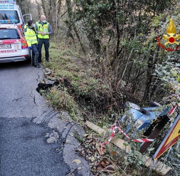 Vigili del fuoco intervenuti sulla strada per Arvigo Superiore a causa di un incidente stradale
