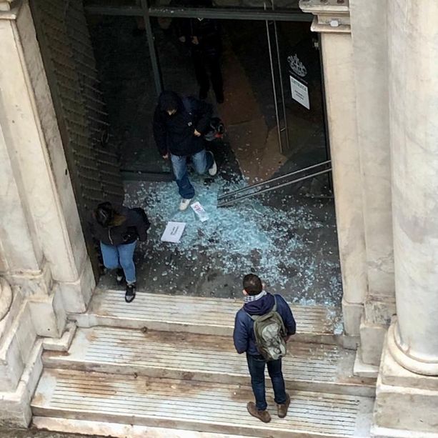 Maltempo, in frantumi la porta a vetri di Palazzo Tursi. Agente ferito (foto)