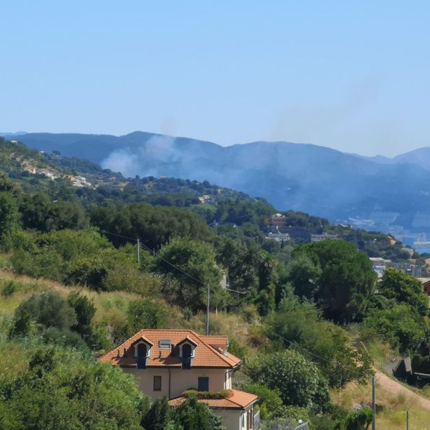 La furia degli incendi non si placa: a Genova rogo in via Martiri del Turchino