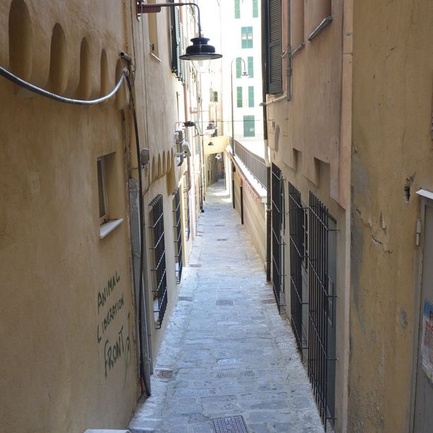 Genova, le occupazioni 'legali' degli appartamenti del centro storico: il caso affrontato con Piantedosi