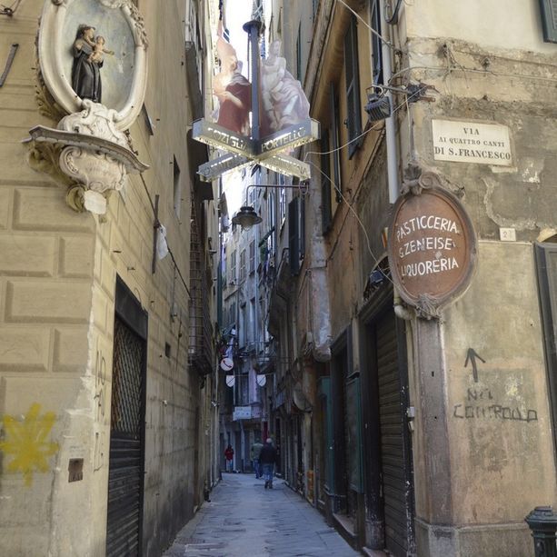 Via della Maddalena, donna trovata morta in casa, indagano i carabinieri