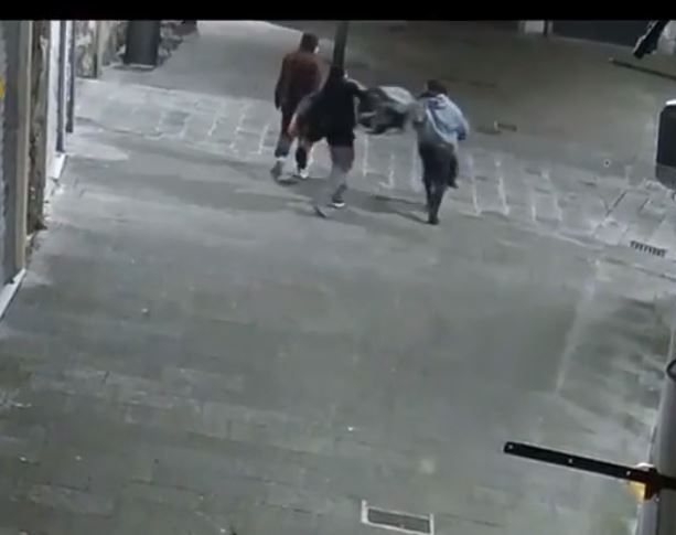 Centro storico, la polizia arresta l’autore di due violente rapine (VIDEO)