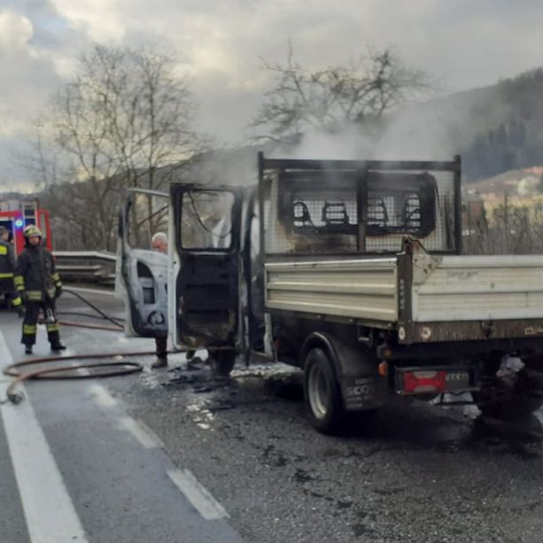 Furgone in fiamme sull'A7: nessun ferito