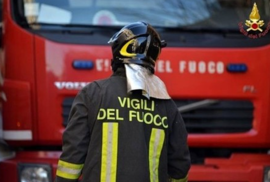 Sturla, incendio in un'officina in via Tabarca: evacuati gli abitanti