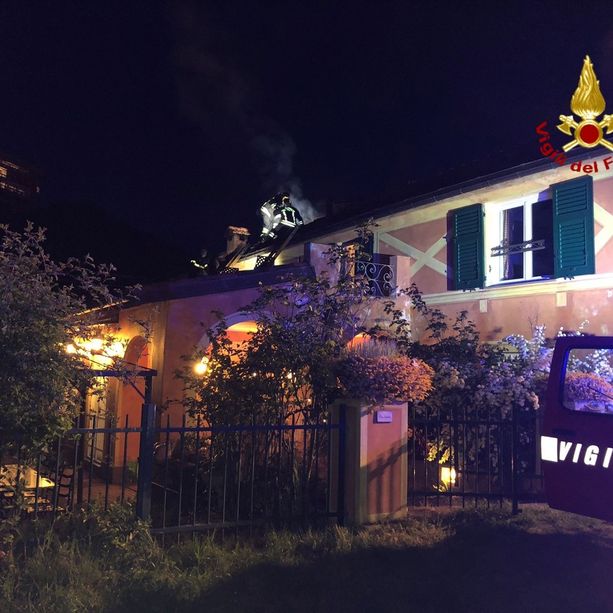 I vigili del fuoco intervengono per l'incendio di un tetto in via Vecchi
