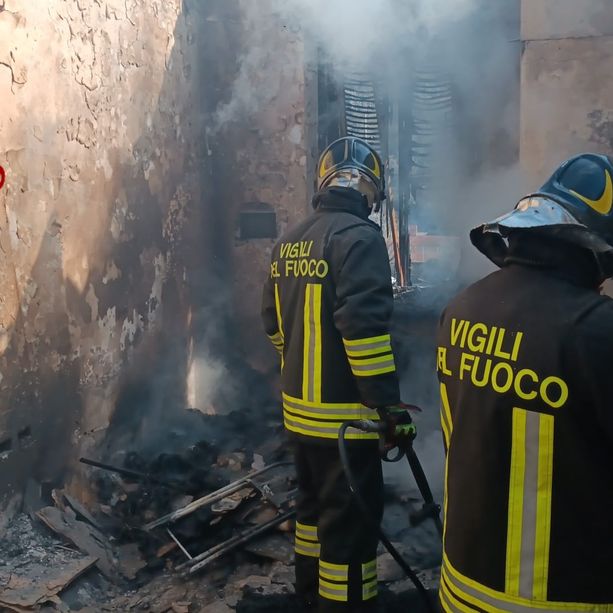 Rogo di via Piacenza, la procura ha aperto un fascicolo per incendio colposo