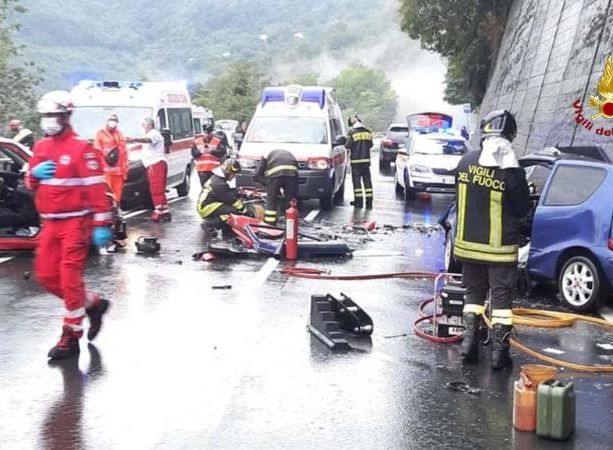 Vigili del fuoco in azione per un frontale tra due auto: due bambini al Gaslini con l'elicottero (FOTO)
