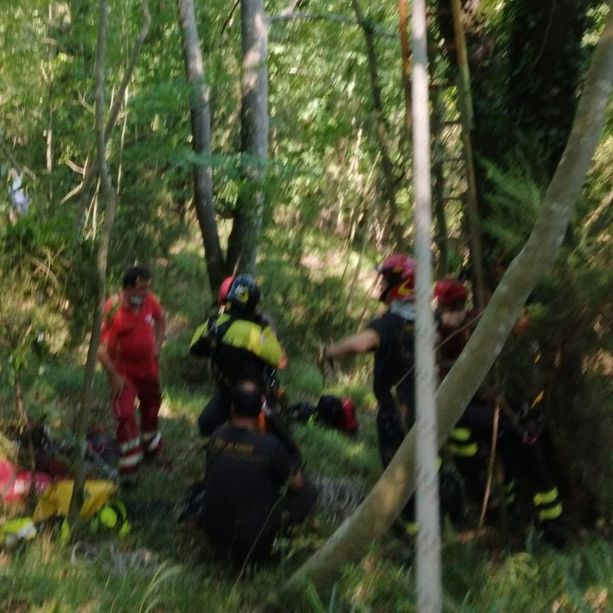 Chiavari: i vigili del fuoco soccorrono un uomo caduto con il parapendio (VIDEO)