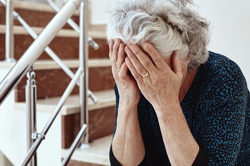 Insulti, minacce e violenza nei confronti della madre, un incubo durato anni per una novantenne genovese