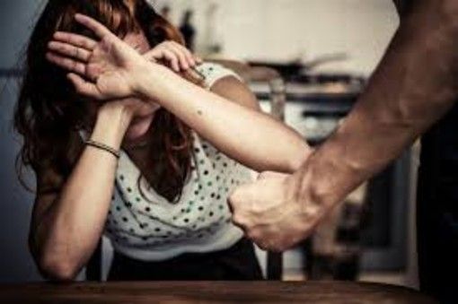 Genova, quindicenne violentata da un uomo di 25 anni, indaga la procura