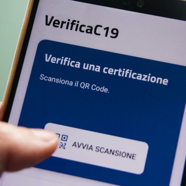 Green pass, arriva 'VerificaC19', l'app per verificare la validità della carta verde