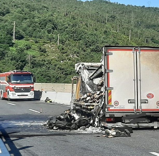 Camion in fiamme sulla A10: riaperto in entrambe le direzioni il tratto temporaneamente chiuso tra Varazze e Albisola (FOTO e VIDEO)