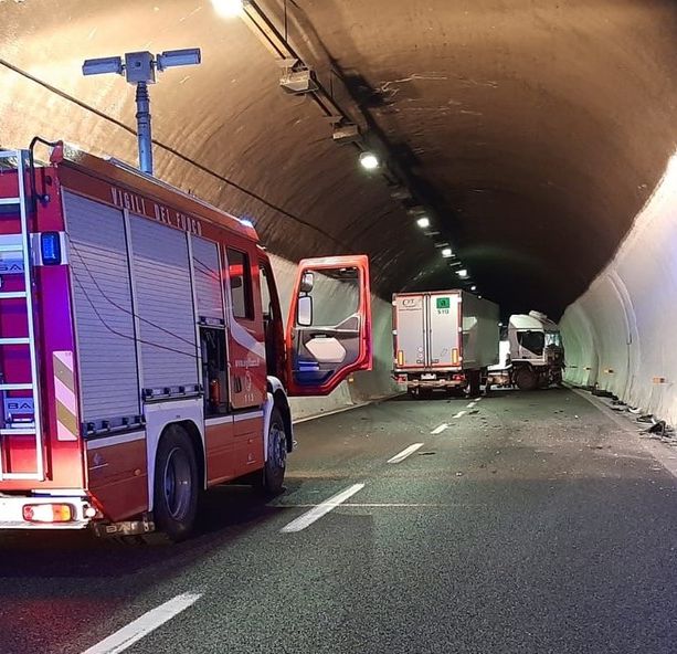Camion si intraversa tra Albisola e Savona: riaperto il tratto sulla A10 (FOTO)