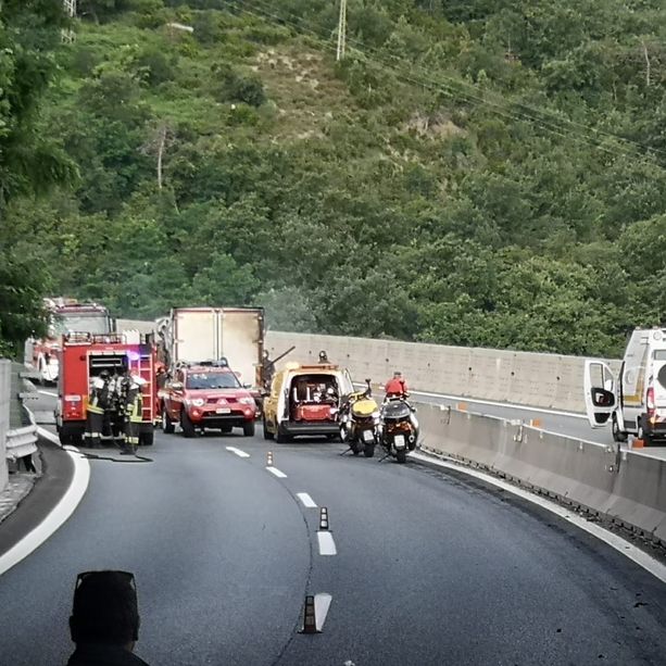 Camion in fiamme sulla A10: riaperto tratto autostradale in direzione Savona