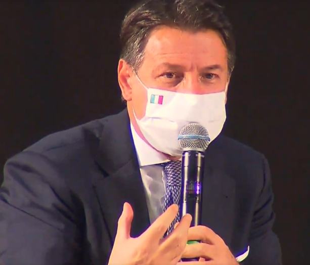 Covid, il premier Conte ha firmato il nuovo Dpcm: stretta su bar e ristoranti, cinema, palestre e luoghi pubblici