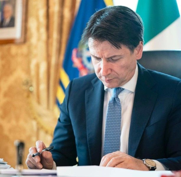 Nel nuovo Dpcm in arrivo stop all'asporto dopo le 18 per i bar: giro di vite contro gli aperitivi improvvisati