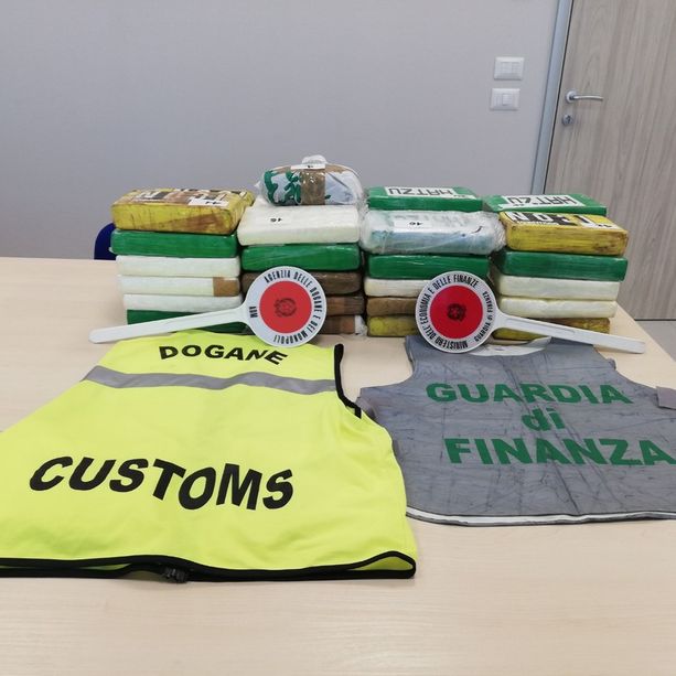 Sequestrati 47 kg di cocaina nel porto di Vado Ligure: la droga nascosta in un carico di nocciole sgusciate (VIDEO)