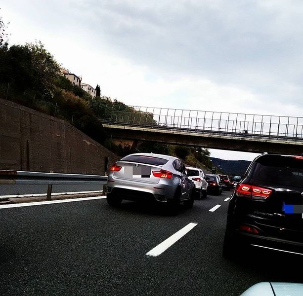 Rientro dalle festività pasquali, in serata 15 i km di coda lungo la A10 tra Albenga e Feglino