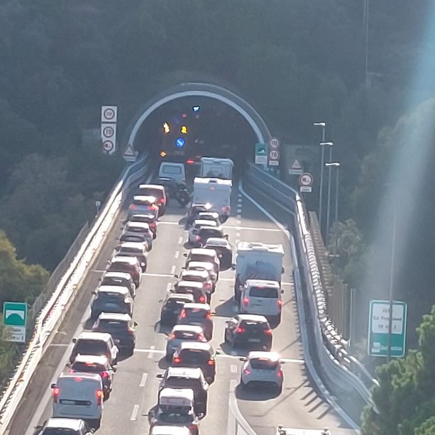 A10, incidente tra più auto in galleria: code chilometriche, mamma e figlio di un mese al San Paolo (FOTO)