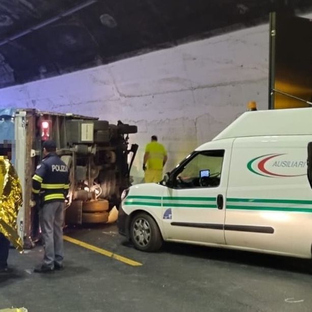 Telonato ribaltato in galleria, incidente sulla A10 tra Albenga e Borghetto: cinque feriti, traffico in tilt