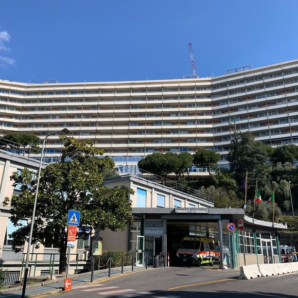 34enne ricoverata al San Martino con bassi livelli di piastrine nel sangue: è stata vaccinata ad Alassio con Astrazeneca