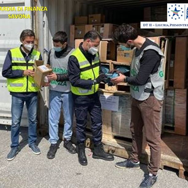 Motori elettrici non regolari &quot;made in Cina&quot;: Finanza e Agenzia delle Dogane sequestrano 2 container nel porto di Vado Ligure