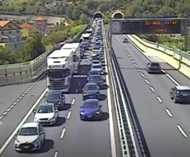 Incidente sulla A10 tra Finale Ligure e Feglino: traffico bloccato, 10 km di coda