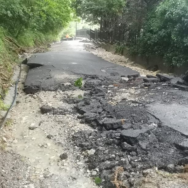 Maltempo, frana su strada comunale a Pietra Ligure: 25 persone isolate