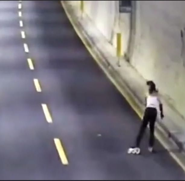 Sui pattini in A10, la giustificazione alla stradale: &quot;Stavo seguendo le indicazioni del navigatore&quot; (VIDEO)
