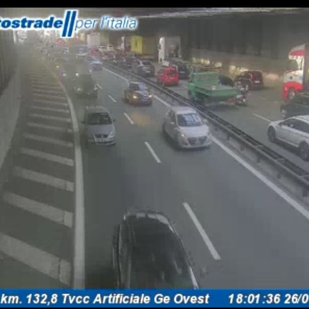 Auto in fiamme nella galleria in autostrada, code in A7