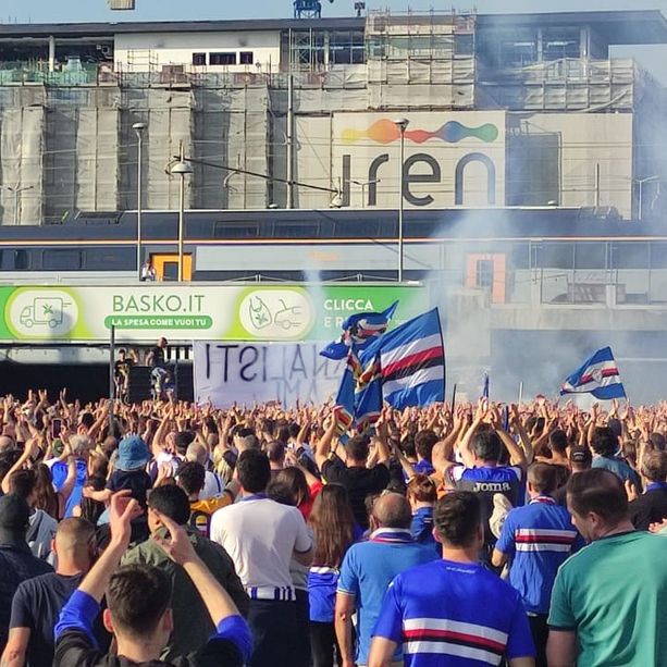 'Giù le mani dalla Sampdoria' centinaia di tifosi blucerchiati davanti alla sede del club a Corte Lambruschini (video)