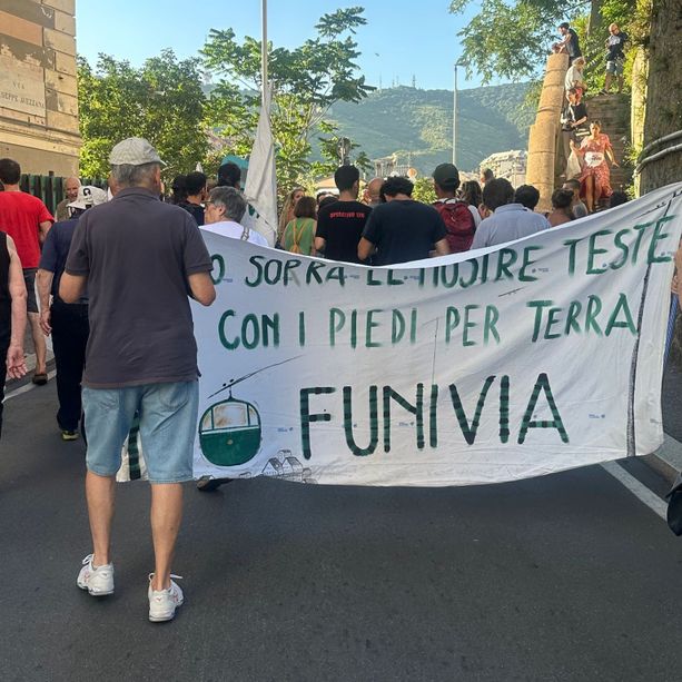 &quot;No ai progetti calati dall'alto&quot;, 500 in corteo contro la funivia dei forti (Foto)