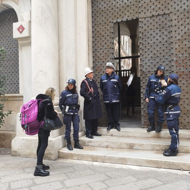 Il Comune è un po' meno la casa dei cittadini: i vigili 'filtrano' gli ingressi di palazzo Tursi