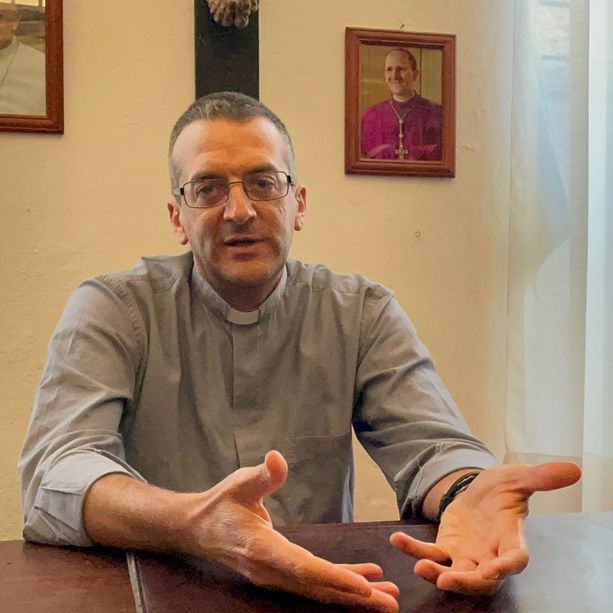 Don Mignani, dalle origini laiche al sacerdozio: &quot;Ho seguito l'insegnamento di Gesù, ora non voglio lasciare la Chiesa&quot; (Video)