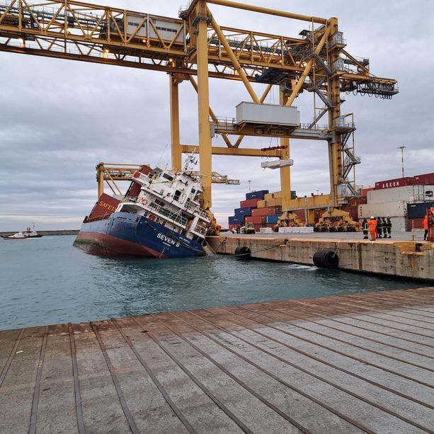 Sampierdarena, nave si inclina al terminal traghetti, sul posto vigili del fuoco e capitaneria