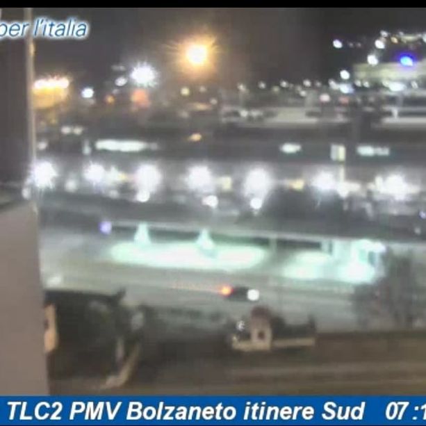 Bolzaneto, a fuoco un camion all'uscita del casello, autostrada chiusa